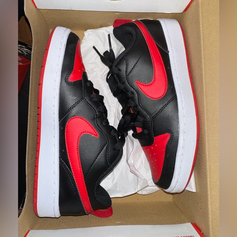 Jordan 1 Retro Low
Black Gym Red